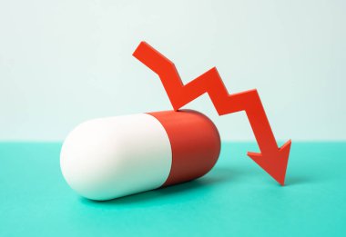 Tıbbi kapsül ve aşağıya bakan kırmızı ok. Uyuşturucu etkinliğinin azaltılması ve sınırlı popülerlik. Antibiyotik kıtlığı ve tedarik azalması. İlaç pazarı krizi ve direniş sorunu