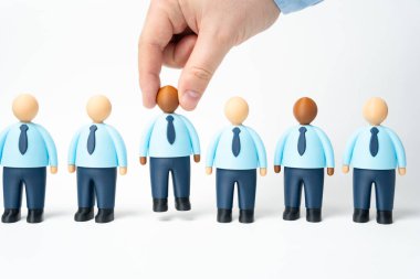 Bir el, ofis çalışanı gibi giyinmiş adaylardan birini seçer. Bir iş yarışması ve görüşme süreci. Kurumsal işe alımda işe alım kararı ve yetenek seçimi