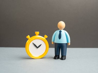 Kronometresi olan bir ofis çalışanı. Çalışma saatleri ve çalışma saatleri kavramı. Zaman yönetimi, fazla mesai ödemeleri ve modern iş hayatında geçici istihdam.