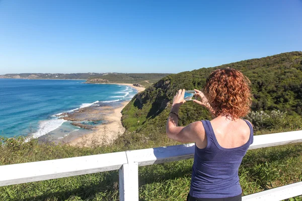 Tourist taking photo of Burwood Beach - Newcastle Australia — Stock Photo, Image