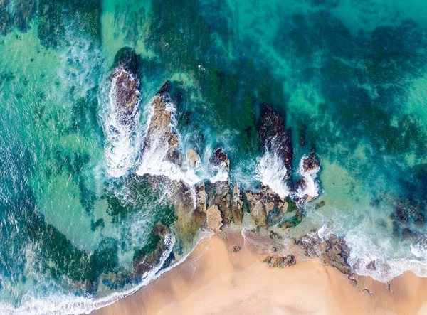 Вид Сверху Вниз Скалы Волны Пляже Дадли Ньюкасле Австралия — стоковое фото