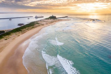 Newcastle limanından ayrılan Nobbys Beach 'in hava görüntüsü.