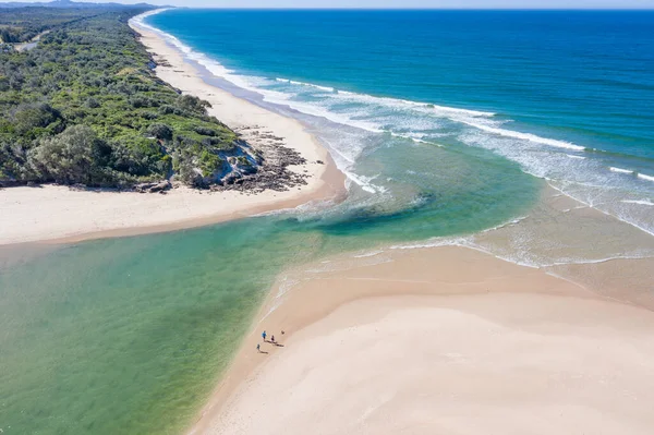 キャシー湖ビーチの空中ビューとニューサウスウェールズ州オーストラリアの中央北海岸にクリーク ビーチや河口と素晴らしい休日の場所を探索する — ストック写真