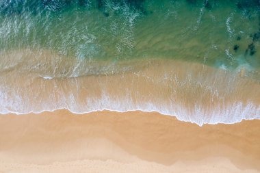 Newcastle NSW Avustralya 'da, Nobbys Plajı' ndaki temiz suyun yukarıdan görünen görüntüsü.