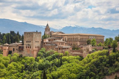 Vadinin karşısından Granada İspanya 'daki Alhambra' ya doğru bak. Bu kale 13. yüzyılın ortalarından kalma.