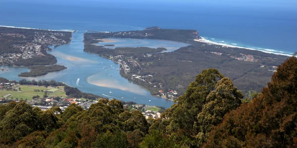 Vue de Camden tête, Laurieton et North Haven de montagne de frère du Nord. Cette New South Wales milieu secteur nord de la côte est un lieu de villégiature populaire pour la plage et les amoureux de la pêche — Zdjęcie stockowe