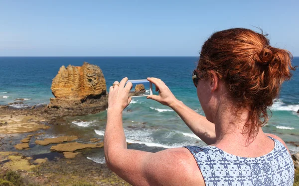 Great Ocean Road Turista Tomando Foto Teléfono — Foto de Stock