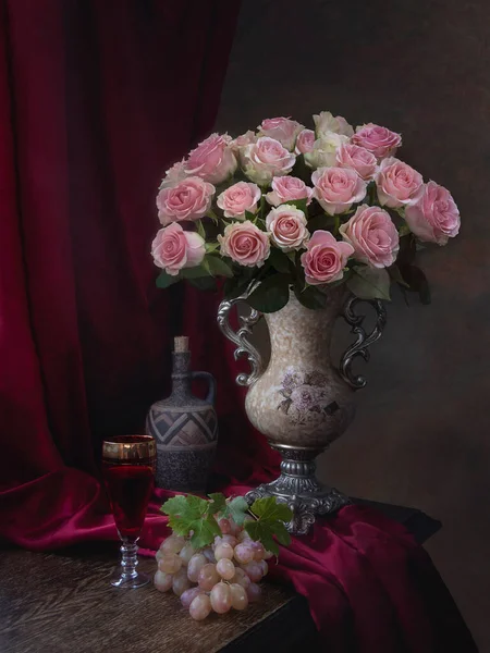 Натюрморт Букетом Розовых Роз Фруктов — стоковое фото