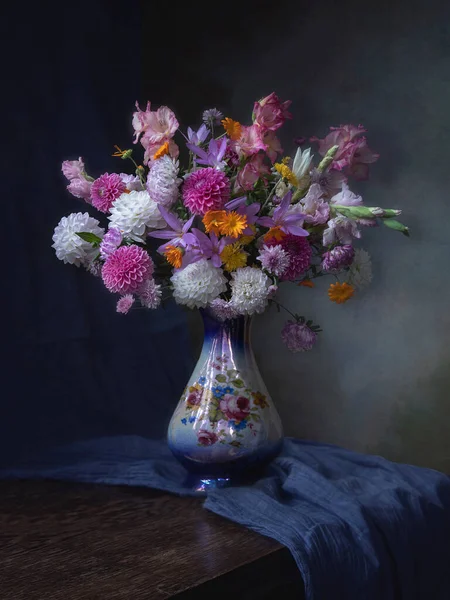 Натюрморт Букетом Цветов Фарфоровой Вазе — стоковое фото