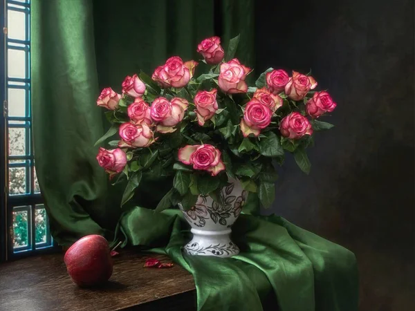 Stillleben Mit Prachtvollem Strauß Rosa Rosen — Stockfoto