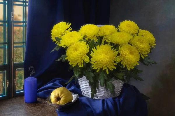 Stillleben Mit Korb Mit Gelben Chrysanthemen — Stockfoto