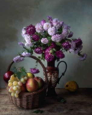  Bir buket kasımpatı ve bir sepet meyve ile sakin bir hayat