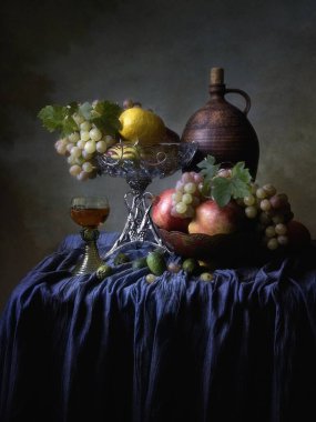 Meyve ve şarap kadehiyle hayat