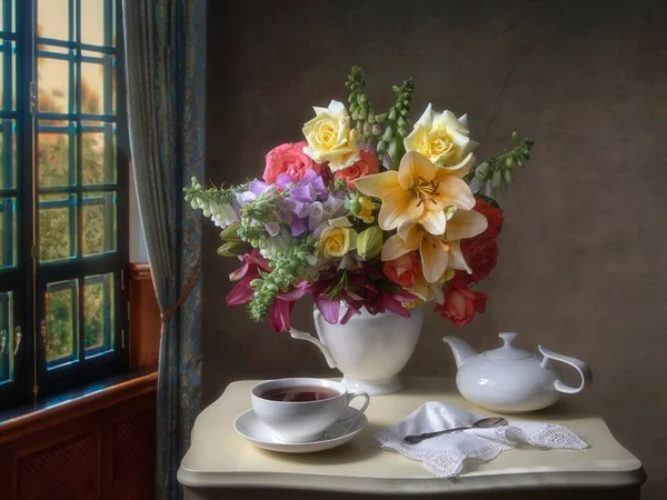 Натюрморт Букетом Цветов Чайном Столе — стоковое фото