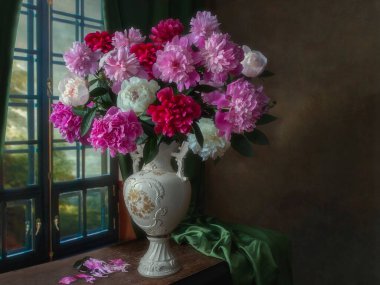 Şakayık çiçekleriyle dolu bir hayat