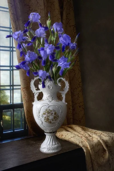 Stillleben Mit Strauß Schwertlilien Alter Vase — Stockfoto