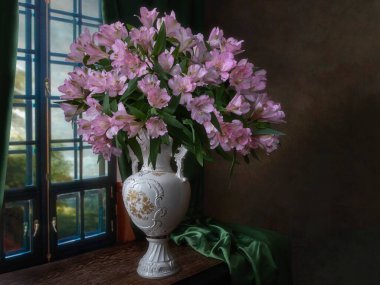 Pembe Peru zambağı buketiyle sakin bir hayat