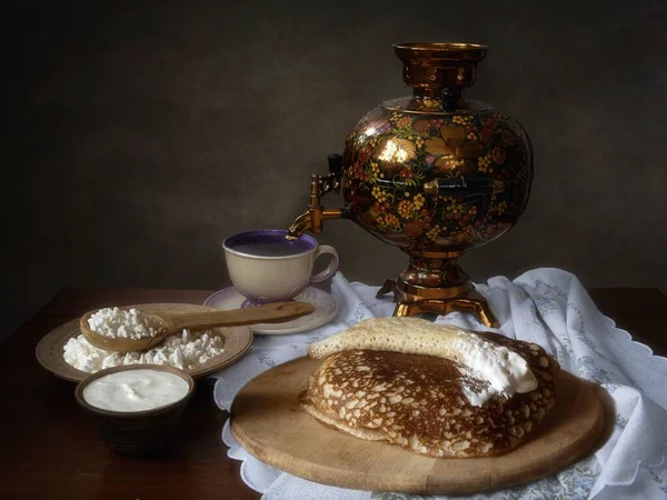 Stillleben Mit Pfannkuchen Und Tee Aus Dem Samowar — Stockfoto