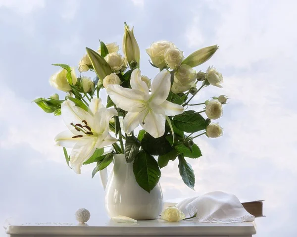Natureza Morta Com Flores Brancas Buquê Fundo Céu — Fotografia de Stock