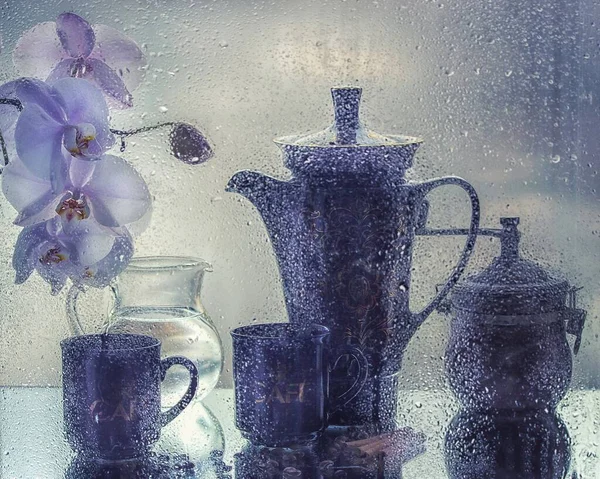 Nature Morte Avec Café Derrière Verre Mouillé — Photo