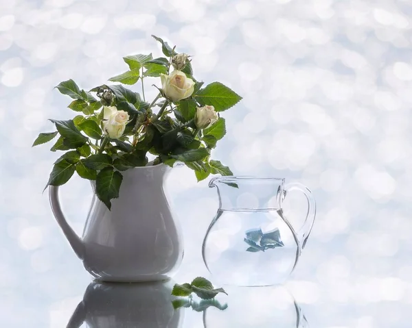 Natureza Morta Com Flores Brancas Buquê Fundo Céu — Fotografia de Stock