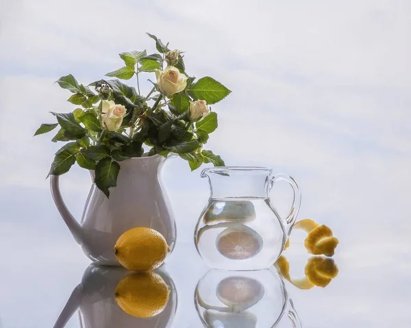 Natureza Morta Com Flores Brancas Buquê Fundo Céu — Fotografia de Stock