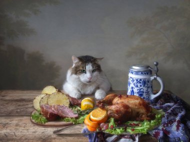 Komik kedi masadan ızgara tavuk çalmaya çalışıyor.