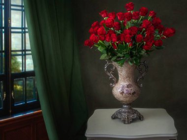 Muhteşem kırmızı güllerle dolu sakin bir hayat