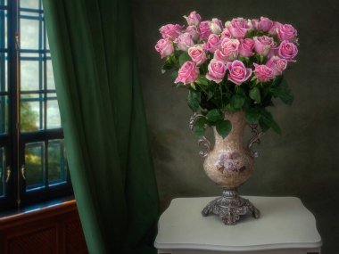 Eski vazoda pembe güllerle dolu bir hayat