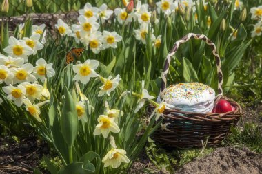 Paskalya, bahçede geleneksel ikramlarla dolu.