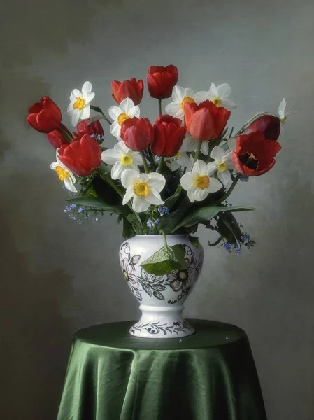 Натюрморт Букетом Весенних Цветов Круглом Столе — стоковое фото