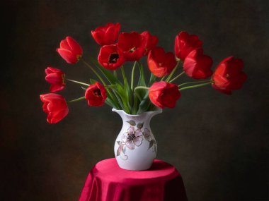 Kırmızı lalelerle dolu bir hayat