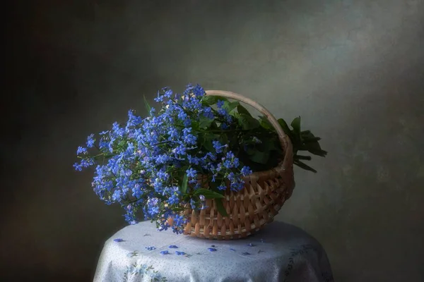 Stilleven Met Boeket Van Vergeet Niet Bloemen Een Mand — Stockfoto