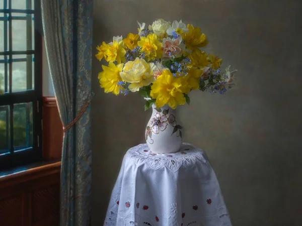 Bodegón Con Espléndido Ramo Flores Primavera —  Fotos de Stock