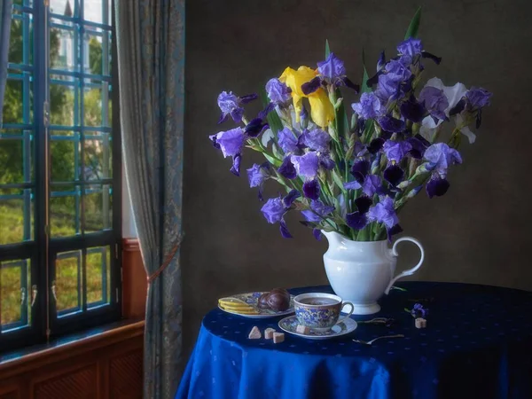 Still Life Bouquet Iris Flowers Table — Stock Photo, Image