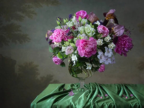 Натюрморт Красивым Букетом Цветов Гадена — стоковое фото
