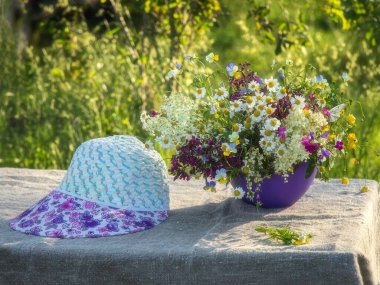 Bir buket kır çiçeğiyle sakin bir hayat.