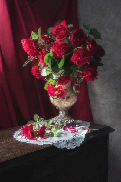 Натюрморт Букетом Пурпурных Роз — стоковое фото