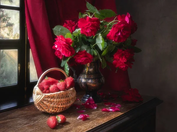 Still Life Strawberry Roses — Stock Photo, Image