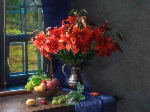 Stilleben Med Lilja Blommor Och Frukter — Stockfoto