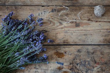 Ahşap arka planda bir demet lavanta