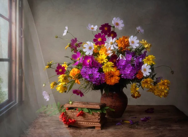 Stilleven Met Boeket Van Herfstbloemen Rowan Berry — Stockfoto