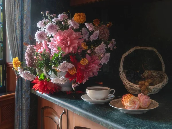 Naturaleza Muerta Con Ramo Las Flores Otoñales Interior Cocina — Foto de Stock