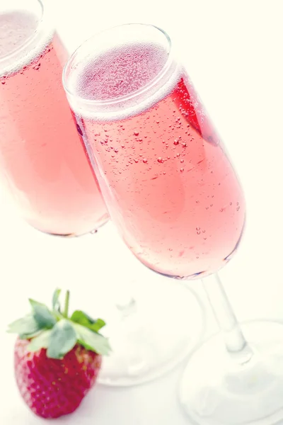 स्ट्रॉबेरी के साथ गुलाबी शैम्पेन — स्टॉक फ़ोटो, इमेज