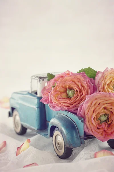 Oude antieke speelgoed vrachtwagen uitvoering een rozen — Stockfoto