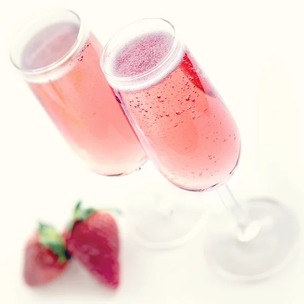 Pink champagne with strawberries — Stock Photo, Image