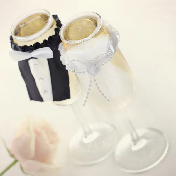 Champagne glasses for bride and groom — Stock Photo, Image