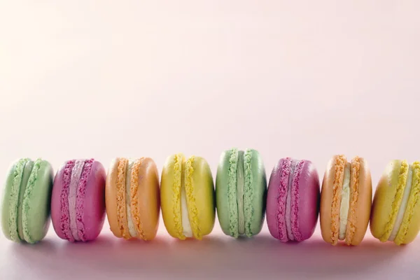 Reihe bunter Macarons — Stockfoto
