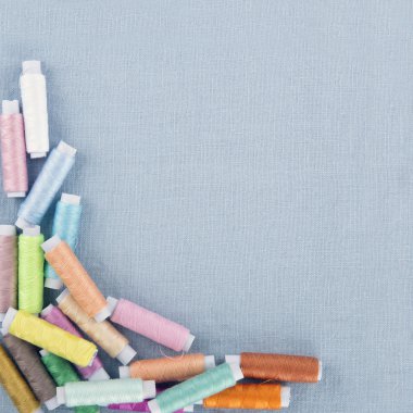 Çok renkli düğmeler ve thread2 makaralar