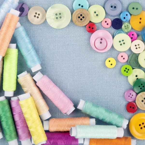 Botones multicolores y carretes de rosca1 — Foto de Stock